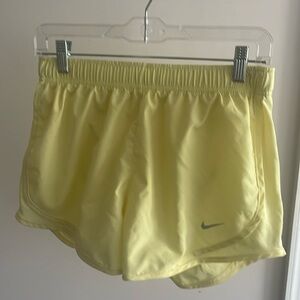 MEDIUM NIKE TEMPO DRI-FIT SHORTS YELLOW